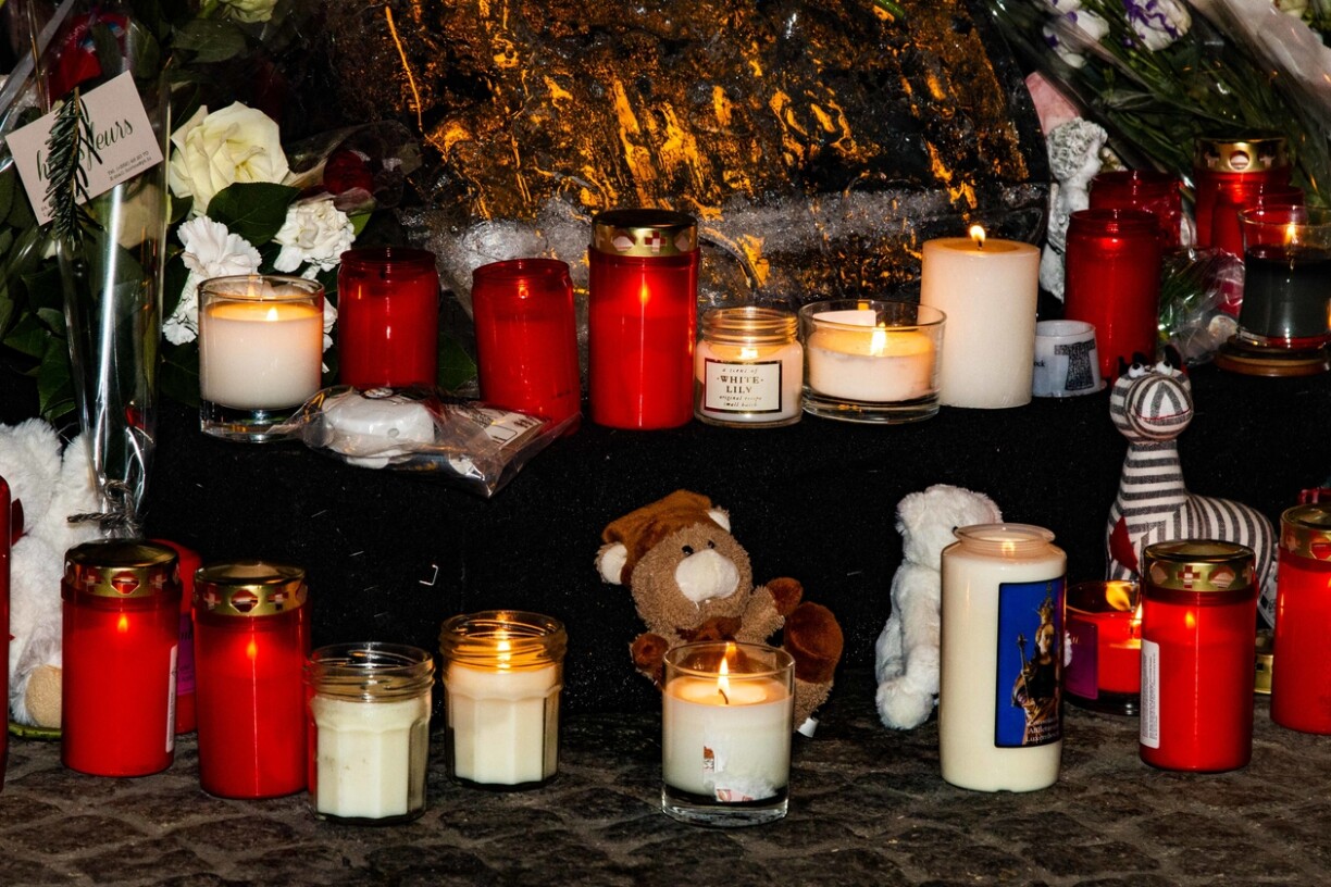 Des bougies et un nounours déposés sur les lieux du drame