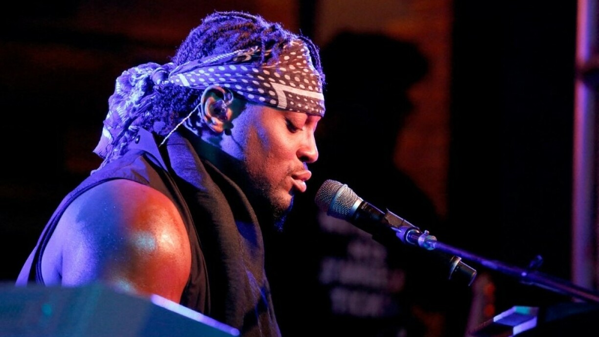 Den D'Angelo bei engem Optrëtt am Joer 2015.