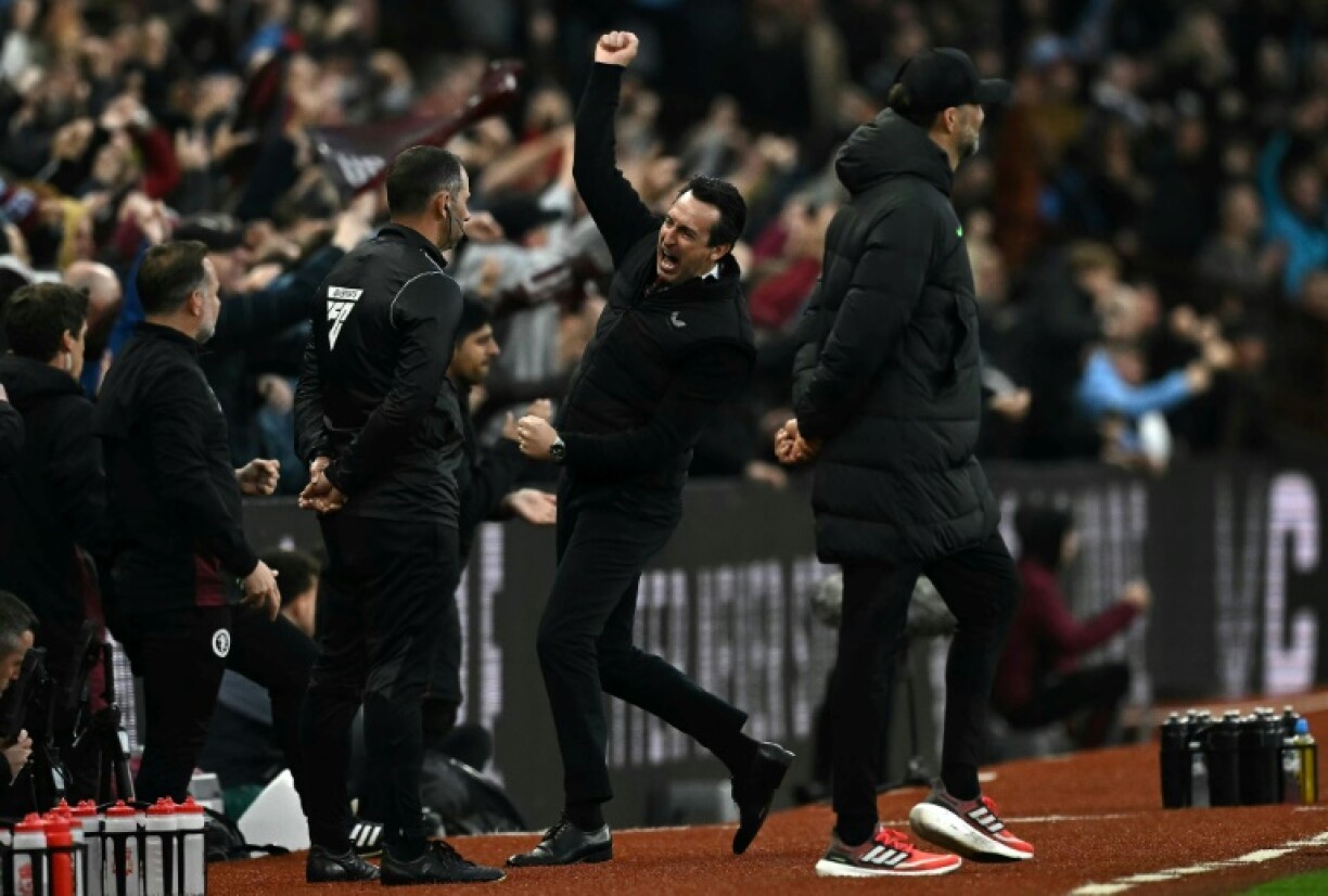 Le bonheur de l'entraîneur d'Aston Villa Unai Emery (au centre) exulte après l'égalisation de son équipe contre Liverpool à Villa Park Manchester City, le 14 mai 2024