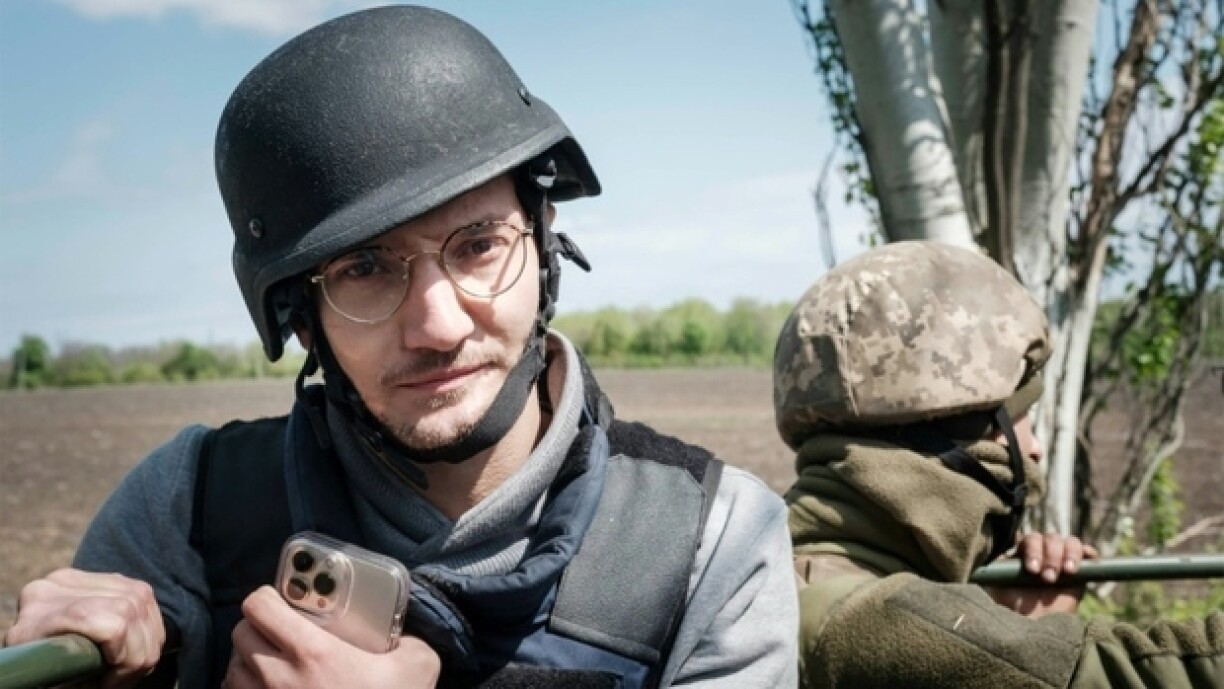 Le journaliste de l'AFP Arman Soldin lors d'une mission dans le Donbass, dans l'est de l'Ukraine, le 30 avril 2022