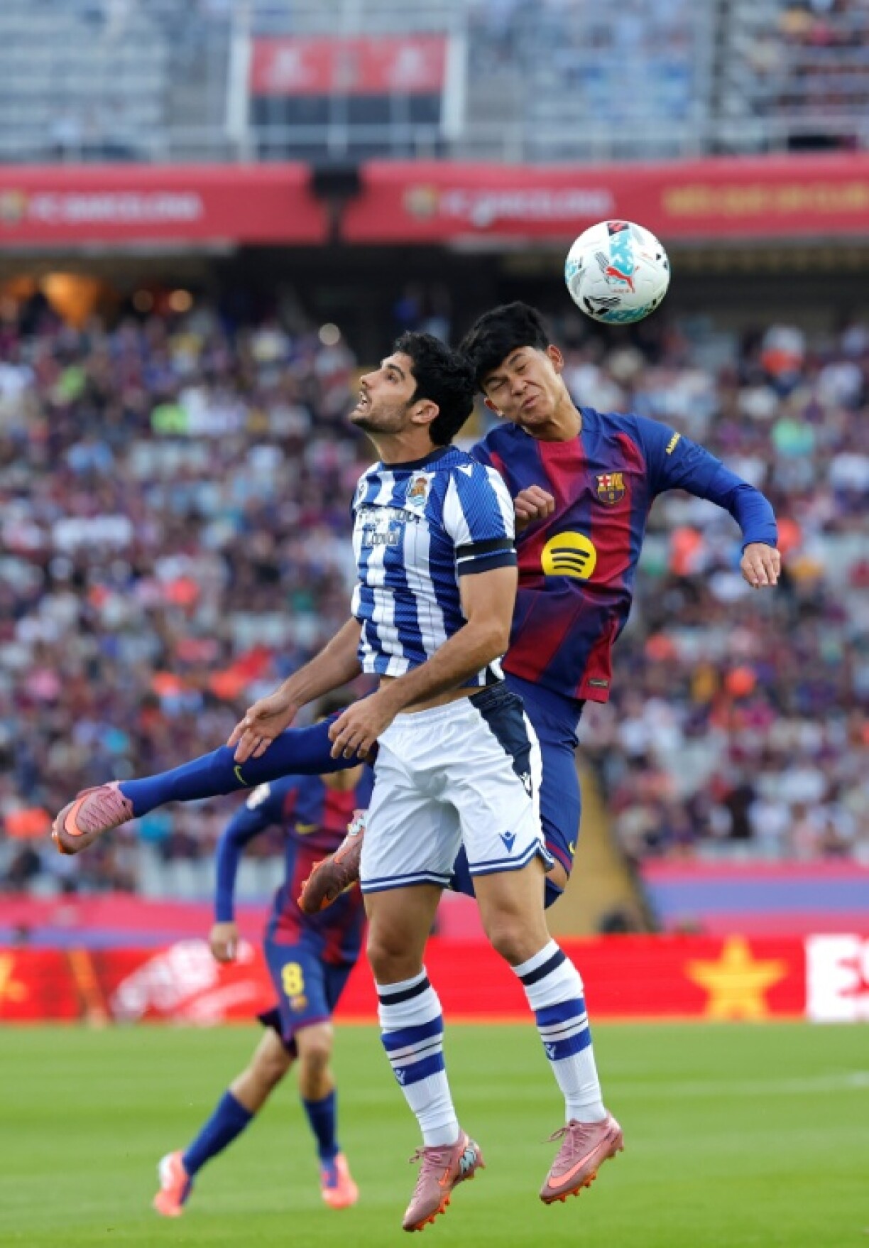 Le milieu du FC Barcelone Dro Fernandez est à la lutte contre Goncalo Guedes, de la Real Sociedad, lors d'un match de Championnat d'Espagne, le 28 septembre 2025 à Barcelone