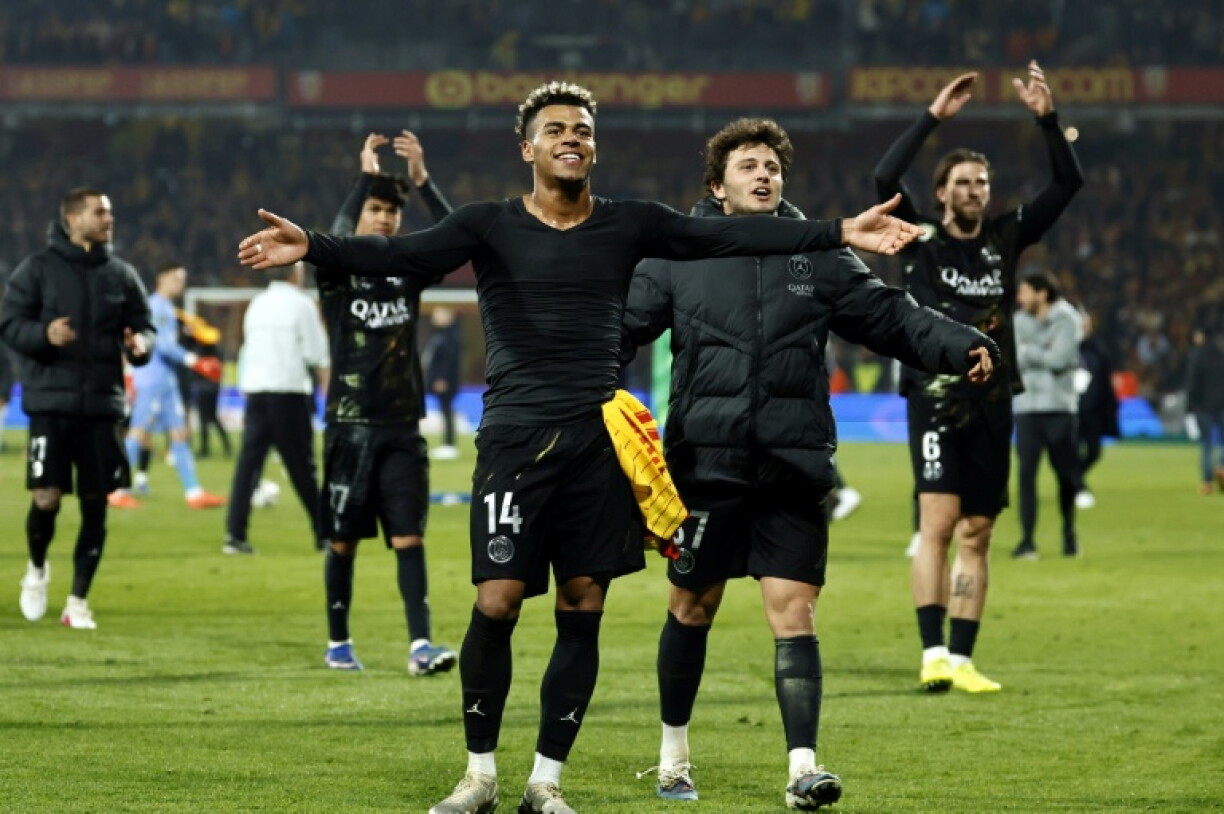 La joie des Parisiens Désiré Doué et Joao Neves après la victoire et le sacre du PSG sur la pelouse de Lens au stade Bollaert en Ligue 1 le 13 mai 2026