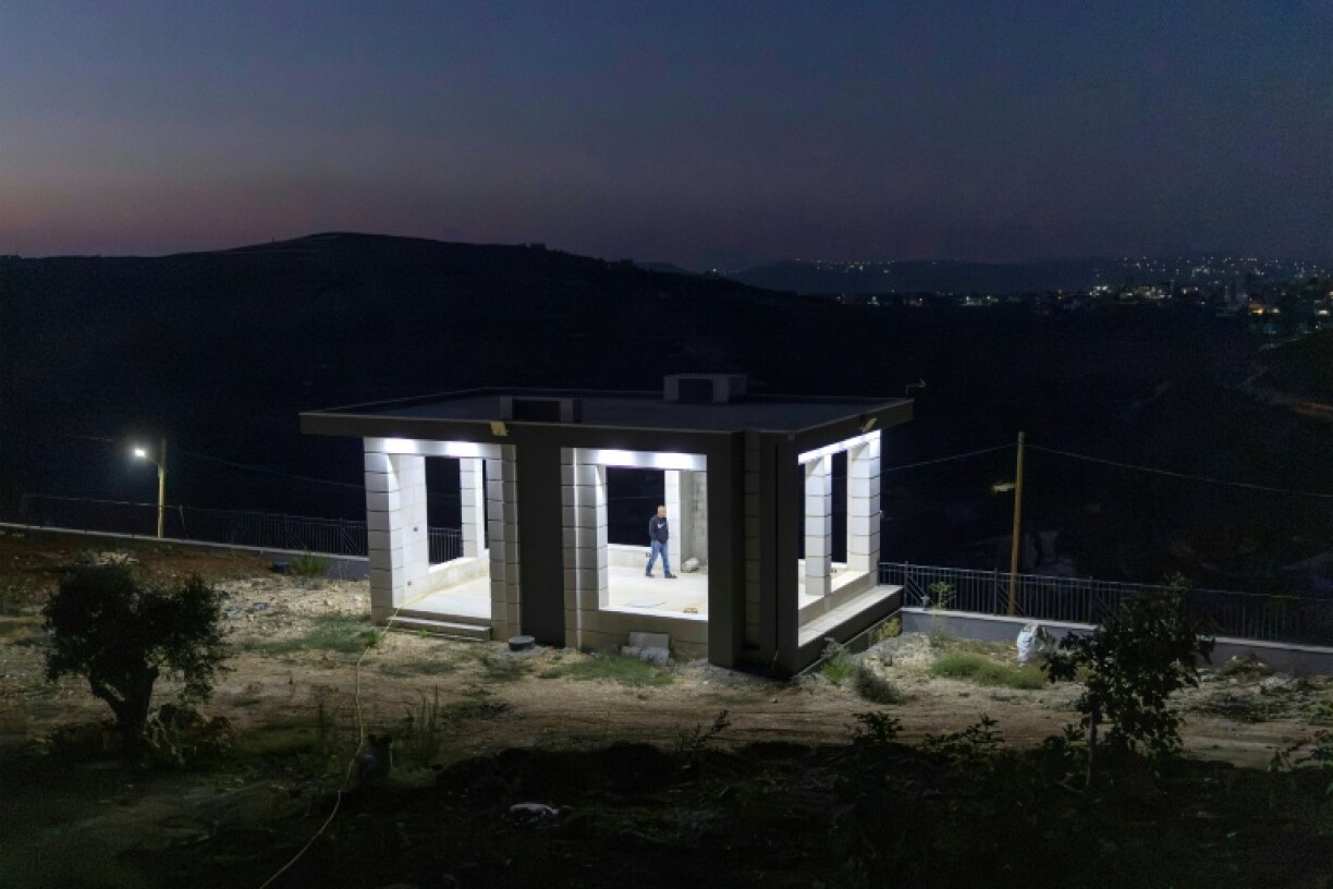 Louai Abu Ridi inspecte de nuit sa propriété, assiégée par des colons israéliens, à Qusra en Cisjordanie, le 18 août 2026