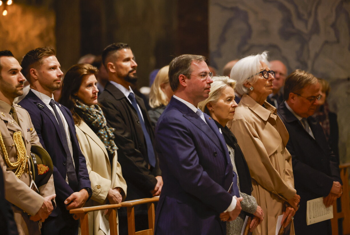 De Grand-Duc Guillaume bei der Pontifical Mass zu Oochen