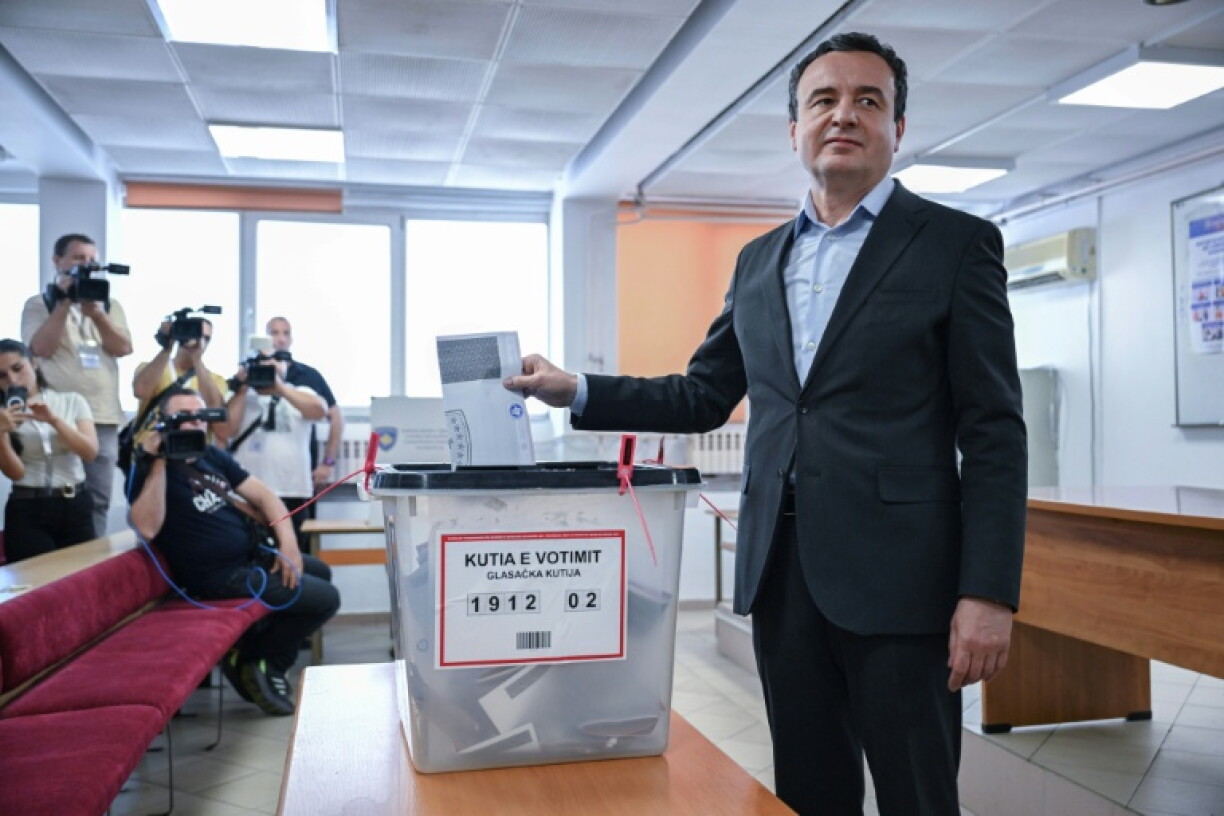 Le Premier ministre social-démocrate du Kosovo, Albin Kurti, vote pour les législatives, les troisièmes en seize mois, le 7 juin 2026 à Pristina