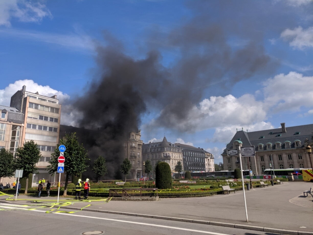Près de dix jours après l'incendie du parking des Martyrs, les conditions de sa réouverture demeurent floues.