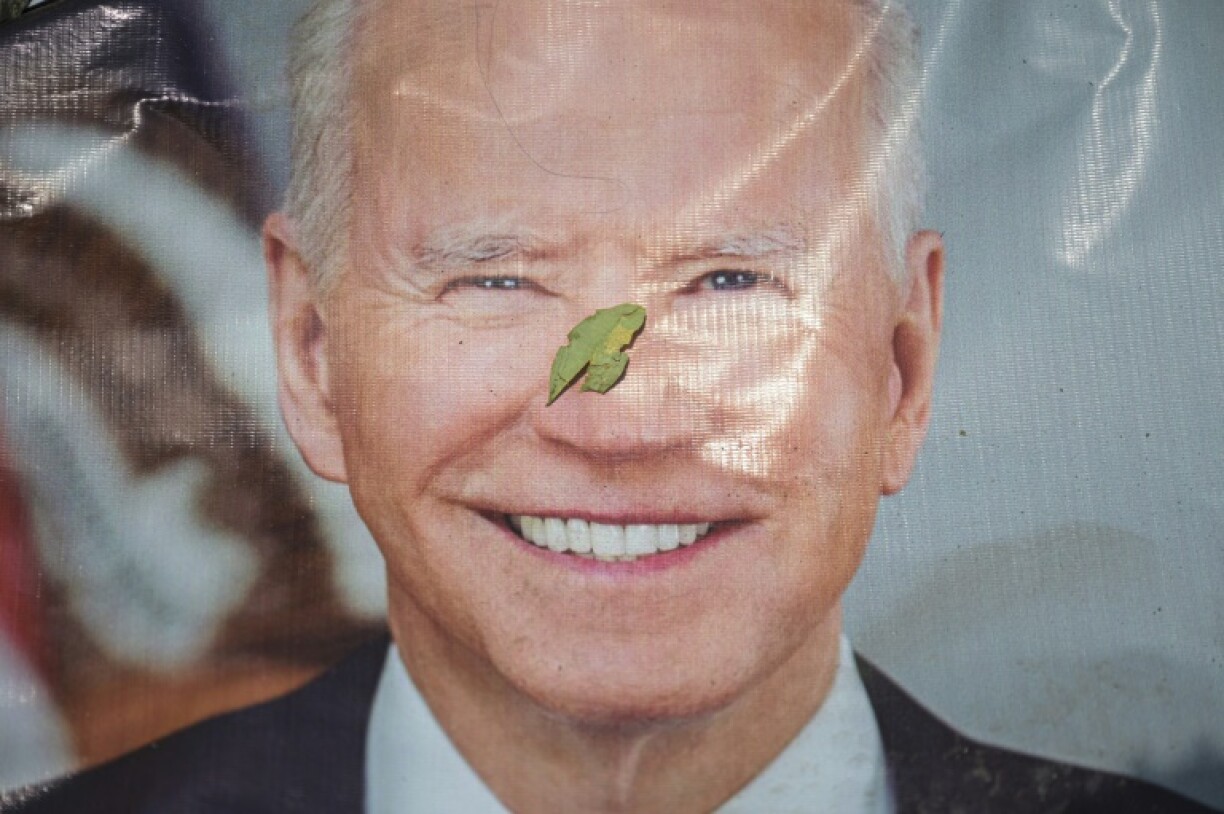 Une feuille de coca déposée sur un poster du président américain Joe Biden: les chamans péruviens ont exécuté un rituel pour livrer leurs prédictions pour l'année à venir au sommet d'une colline au-dessus de Lima, le 27 décembre 2023