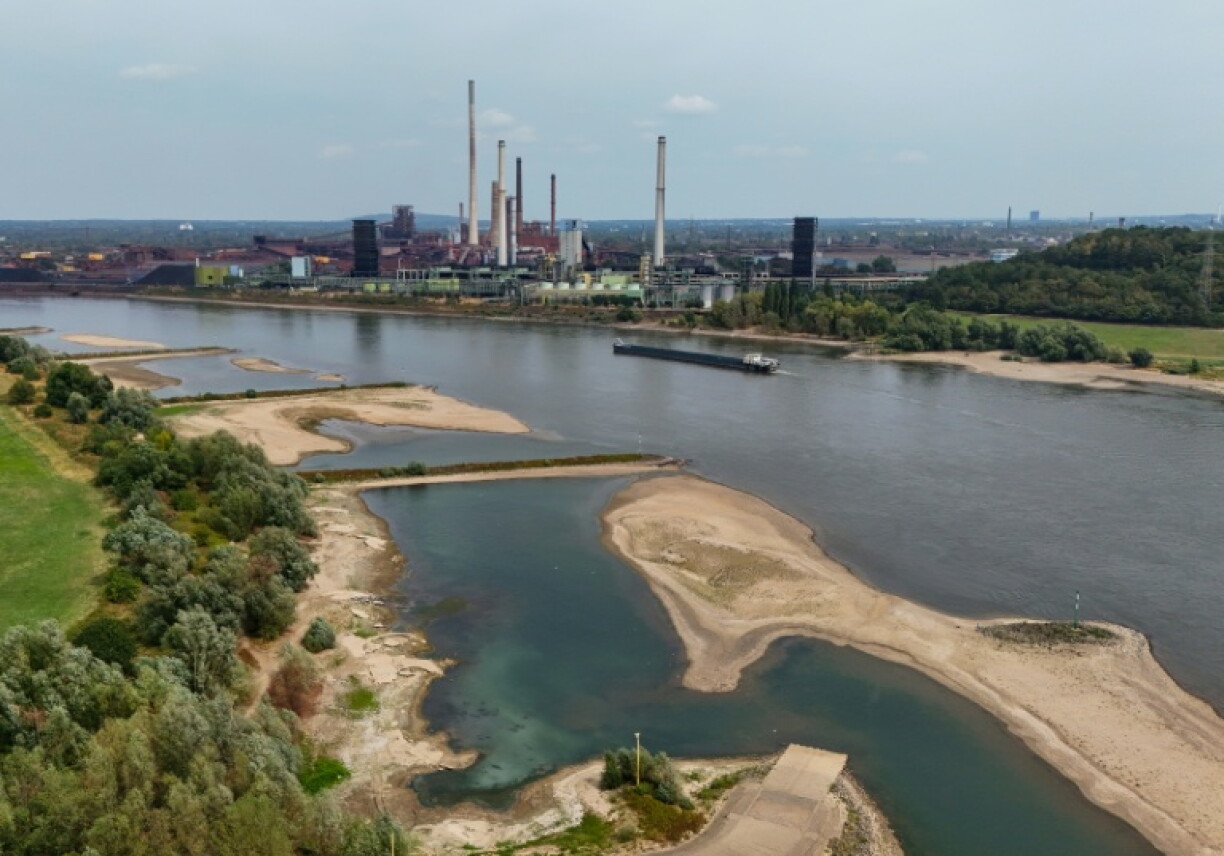 Le lit partiellement asséché du Rhin, au niveau du haut-fourneau Schwelgern des aciéries de Thyssenkrupp Steel Europe AG à Duisbourg, dans l’ouest de l’Allemagne, le 3 août 2026