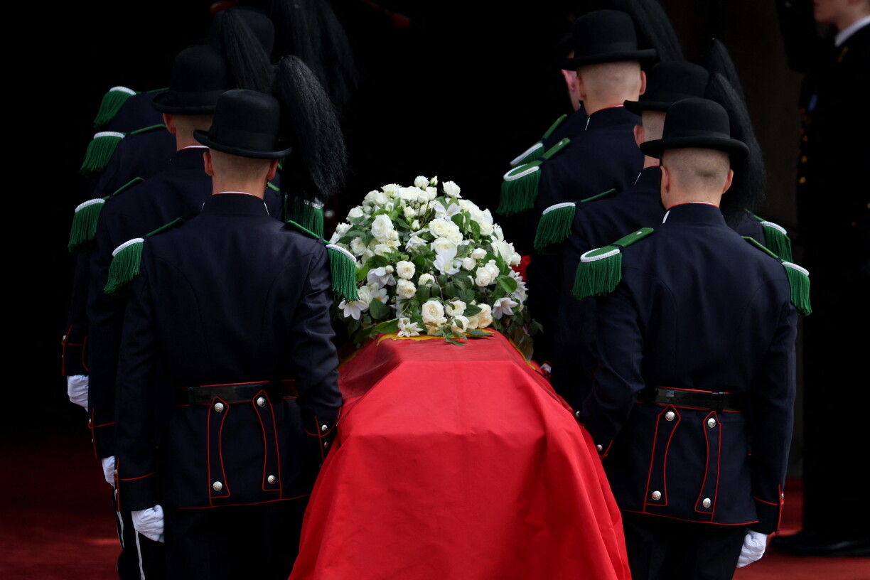 Dem Kinnek Harald V. säi Sarg gëtt an den Doum vun Oslo gedroen