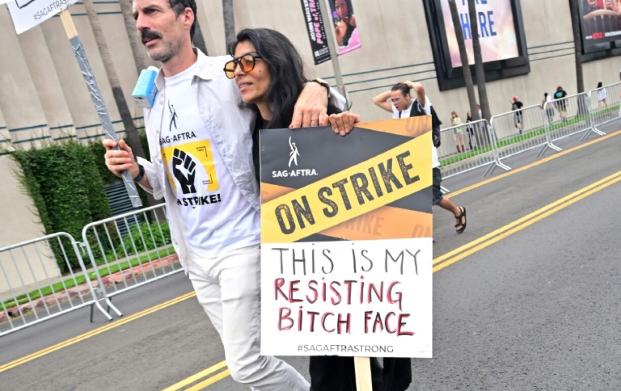 Des manifestants lors d'une marche de solidarité avec les scénaristes et acteurs en grève à Hollywood le 13 septembre 2023