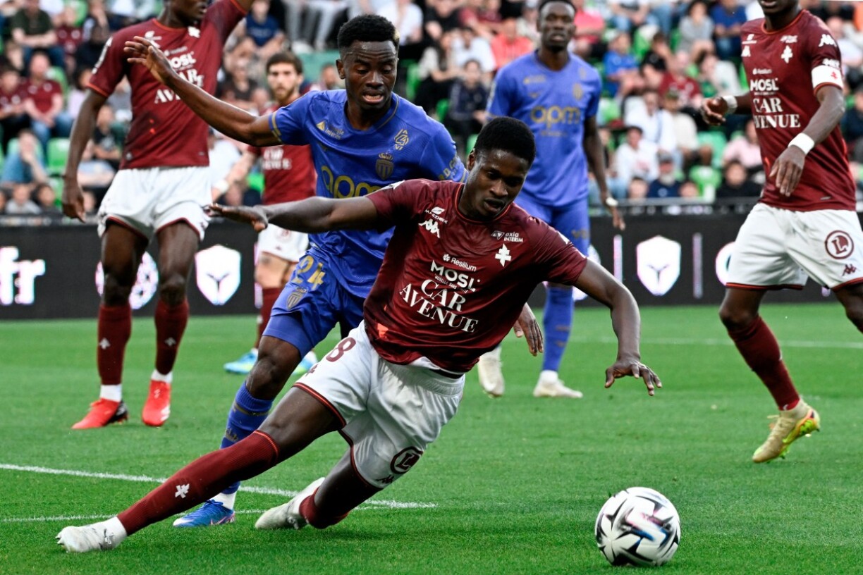 L'attaquant ivoirien de Monaco, Simon Adingra (à gauche), se bat pour le ballon avec le milieu de terrain malien de Metz, Boubacar Traoré, lors du match de football de Ligue 1 entre le FC Metz et l'AS Monaco au Stade Saint-Symphorien, le 2 mai 2026.