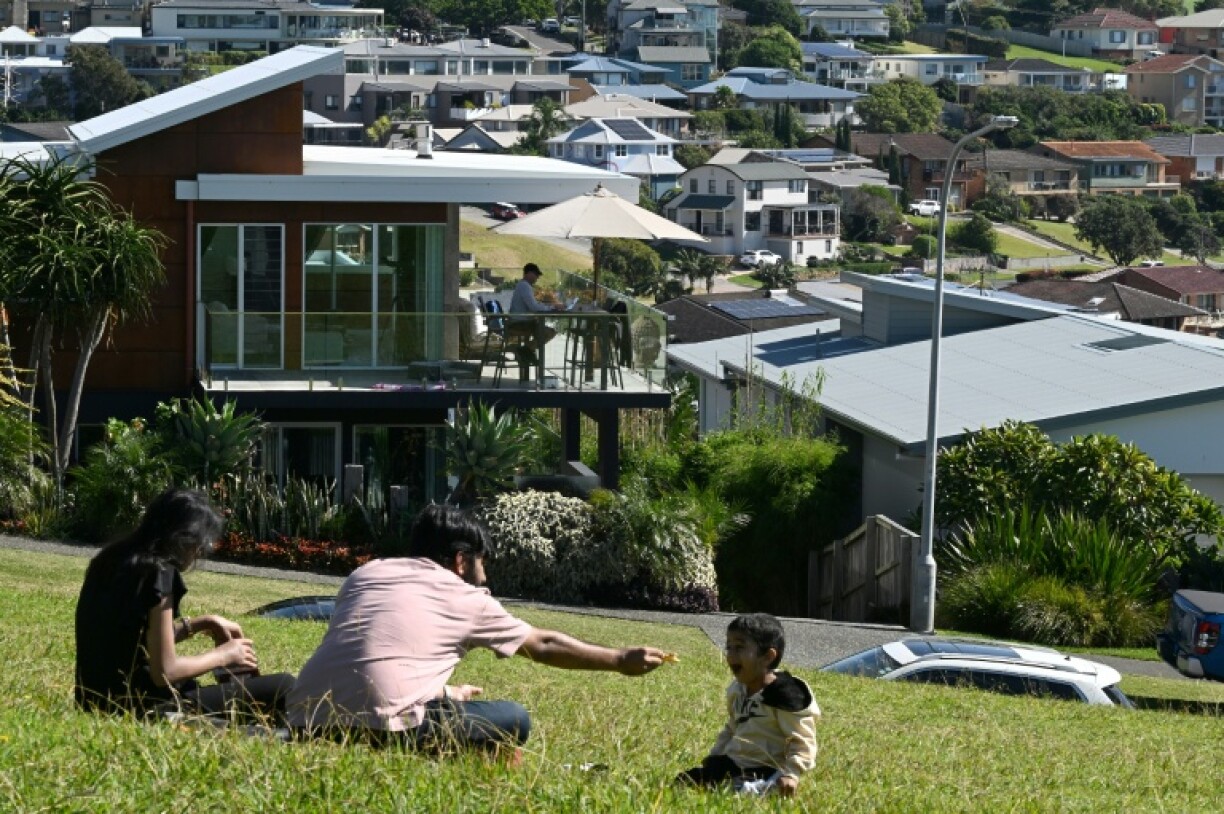 Des touristes pique-niquent à Gerringong en Australie, le 27 avril 2026