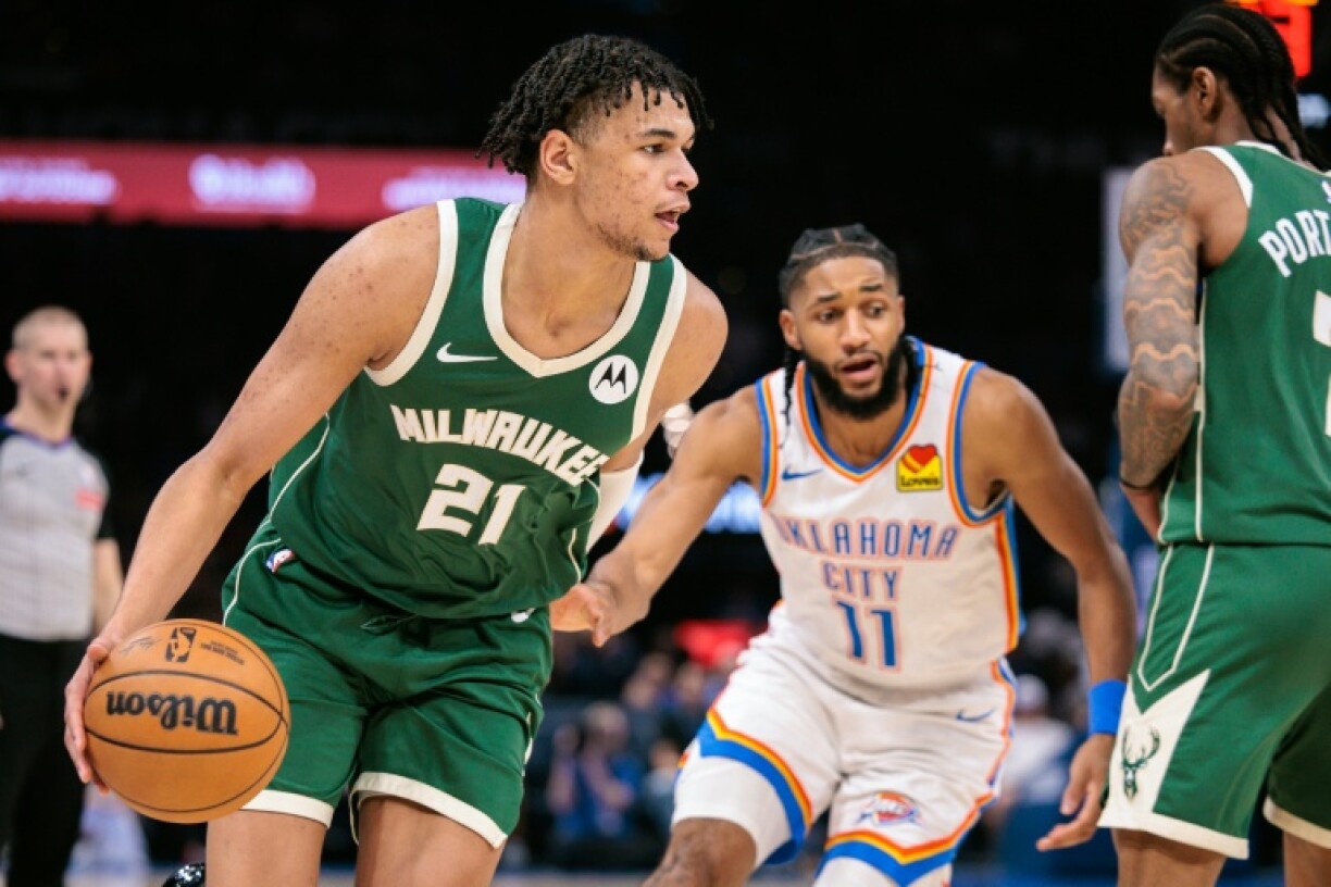Ousmane Dieng (g.), l'ailier français des Milwaukee Bucks, dribble devant Isaiah Joe (c.), l'arrière du Thunder d'Oklahoma City, lors d'une rencontre de NBA, à Oklahoma City, le 12 février 2026