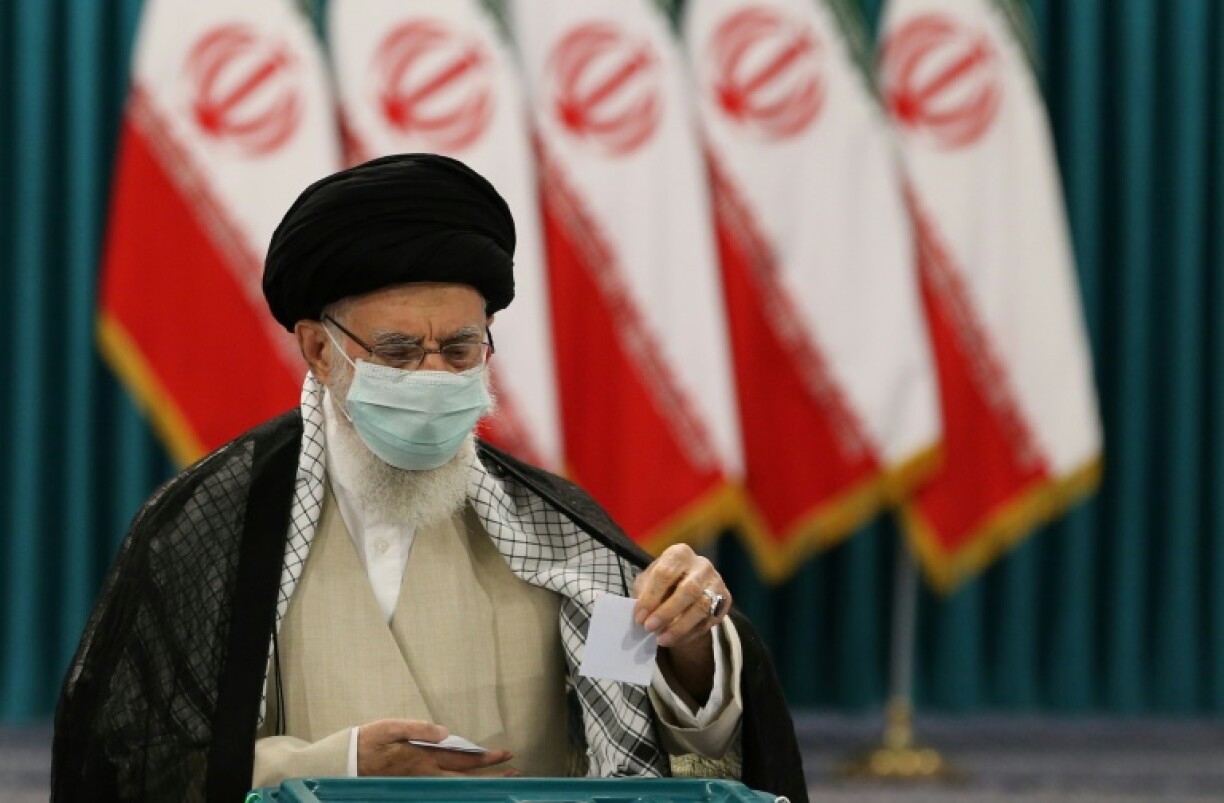 Le guide suprême d'Iran l'ayatollah Ali Khamenei vote à la présidentielle, le 18 juin 2021 à Téhéran