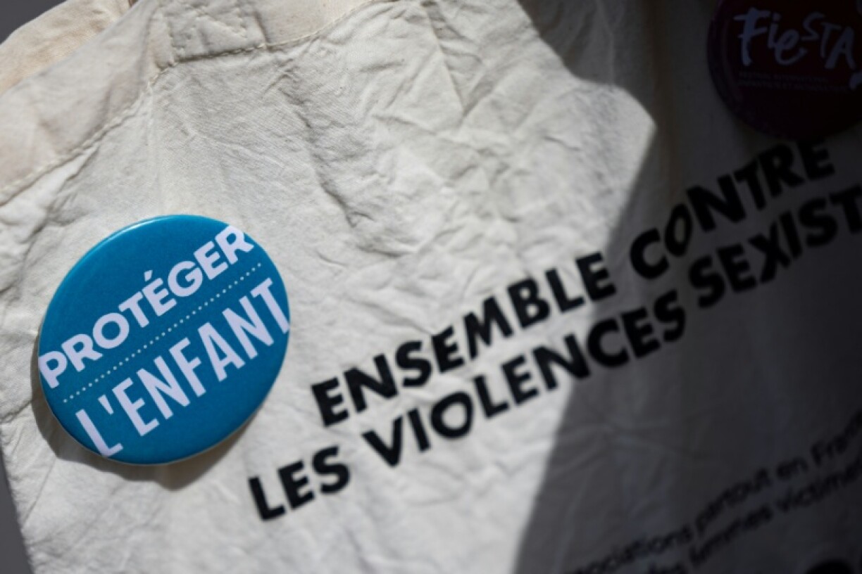Un badge de l'association "Protéger l'Enfant" lors d'un rassemblement de "mères en révolte" place de la République à Paris le 9 septembre 2025