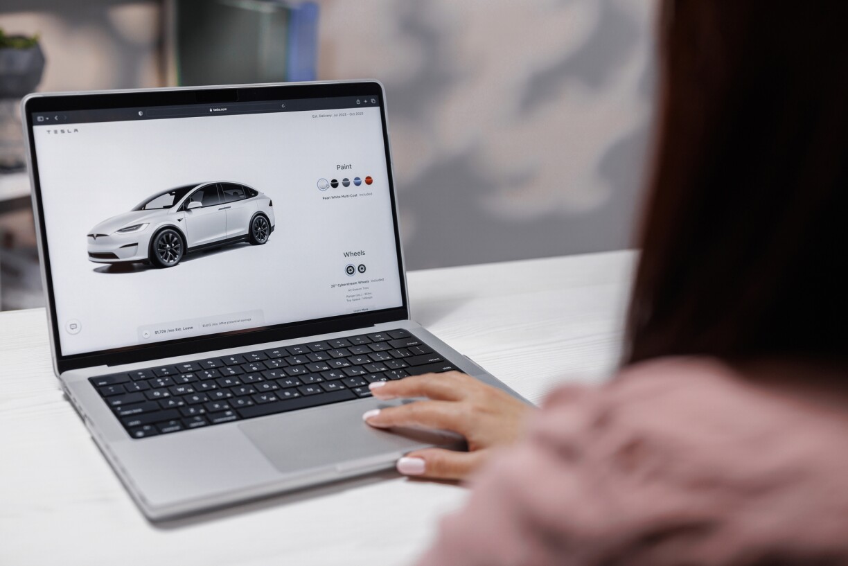 Fini la file d'attente chez le concessionnaire, le bla-bla avec les commerciaux, les négociations pour une remise, etc. : chez Tesla, une voiture peut s'acheter sur internet en quelques clics.