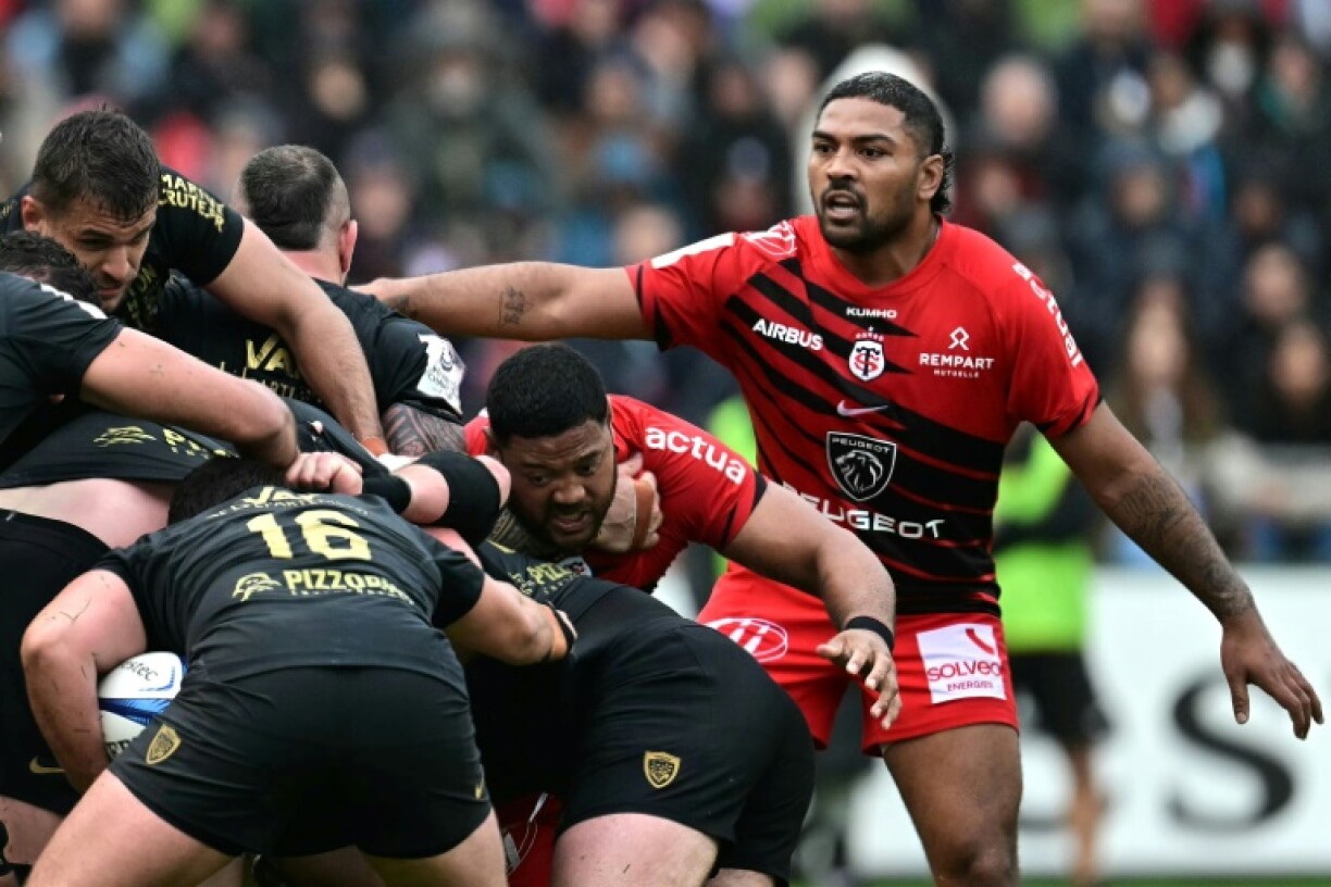 Toulouse and France hooker Peato Mauvaka (R) will likely miss the rest of the season because of a knee injury