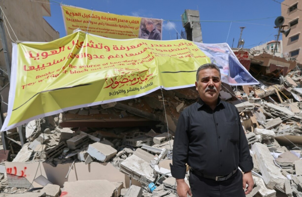 Le Palestien Samir Mansour, propriétaire de la librairie al-Mansour, devant les décombres de son établissement après sa destruction par une frappe aérienne israélienne, le 22 mai 2021 à Gaza