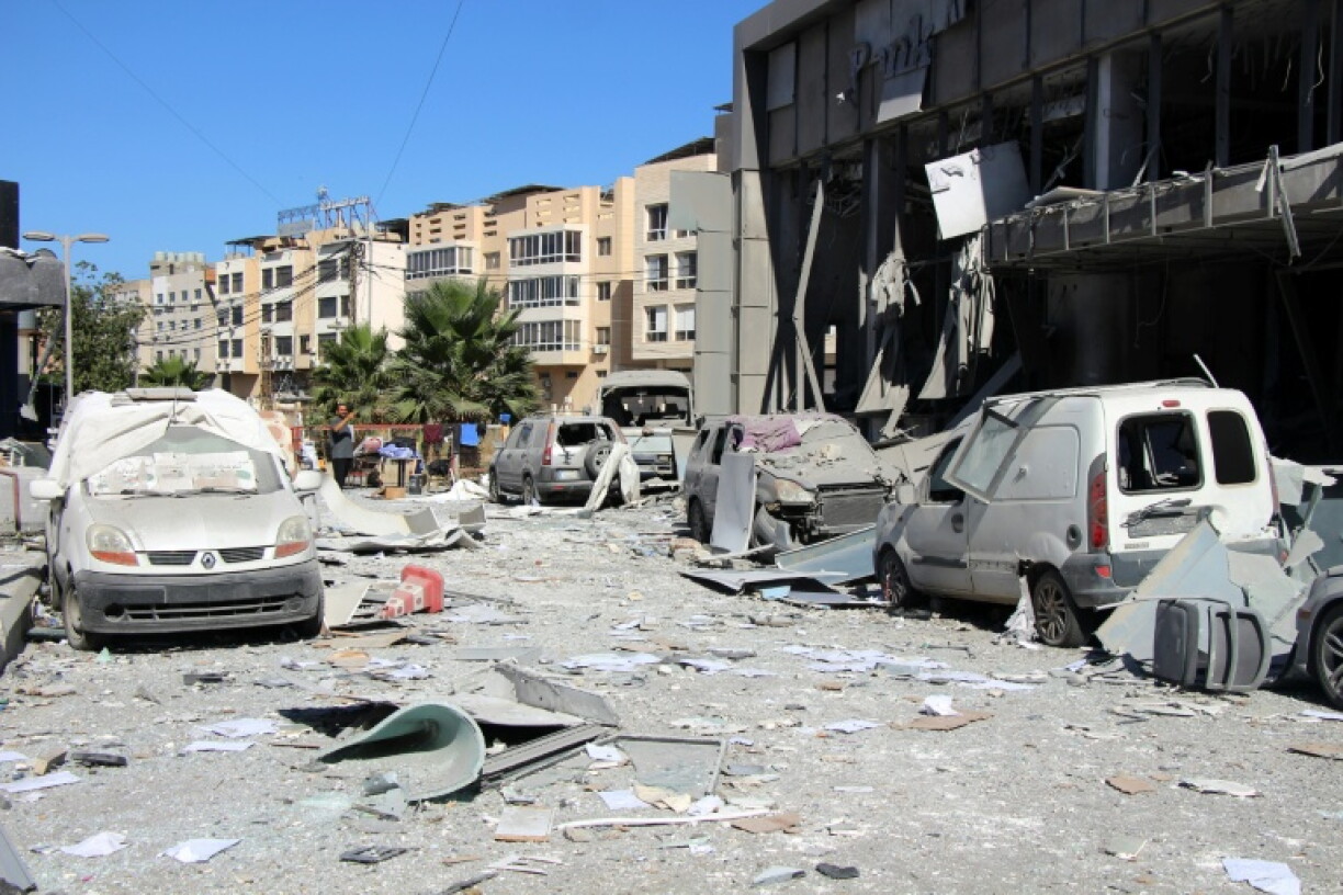Un homme inspecte les dégâts sur le site d'une frappe israélienne dans la ville côtière de Tyr, dans le sud du Liban, le 5 juin 2026
