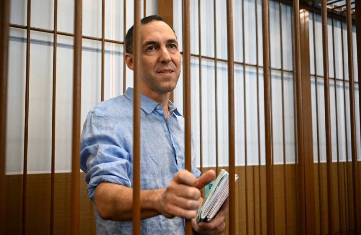 Le chercheur français Laurent Vinatier, dans la cage des accusés lors d'une audience au tribunal à Moscou, le 16 septembre 2024