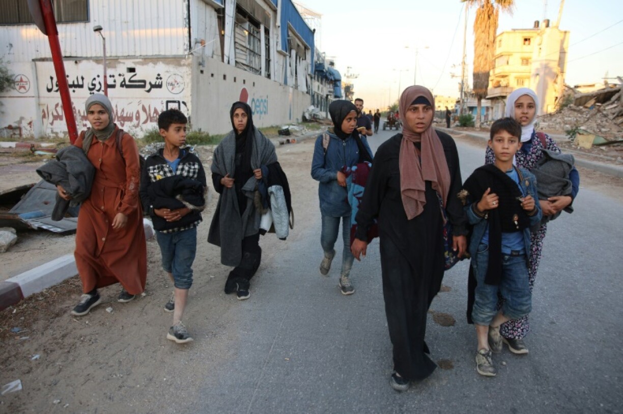 Des Palestiniens déplacés de Beit Lahia, pilonnée et en proie à de violents affrontements dans le nord de la bande de Gaza, arrivent dans la ville de Gaza, le 20 octobre 2024