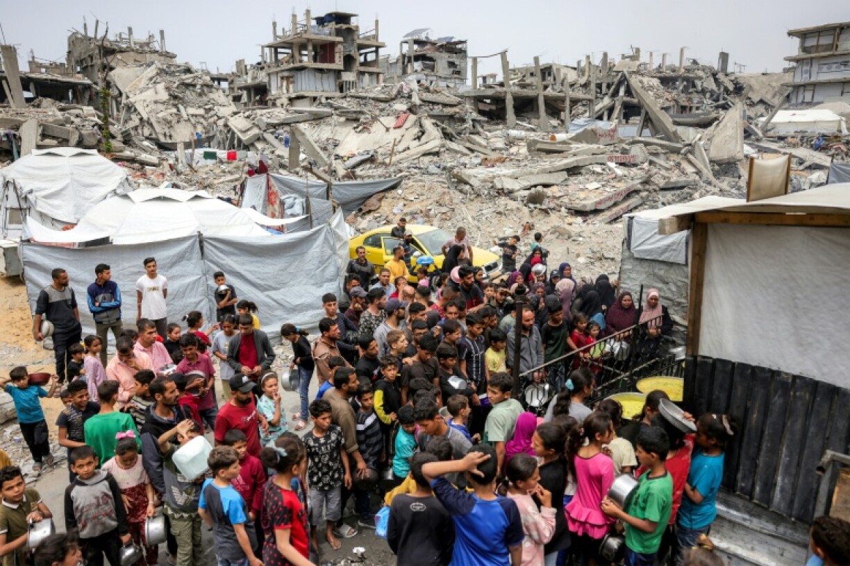 Des Palestiniens font la queue pour recevoir de la nourriture, à Beit Lahia, dans le nord de la bande de Gaza, le 24 avril 2025