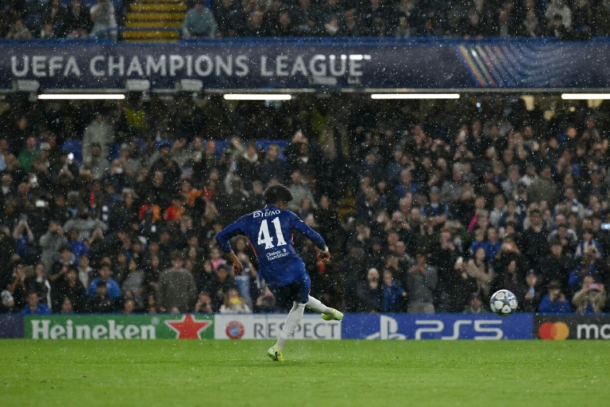 Le prodige brésilien de Chelsea Estevao en train de tirer un penalty contre l'Ajax Amsterdam lors du match de Ligue des champions du 22 octobre 2025 à Stamford Bridge