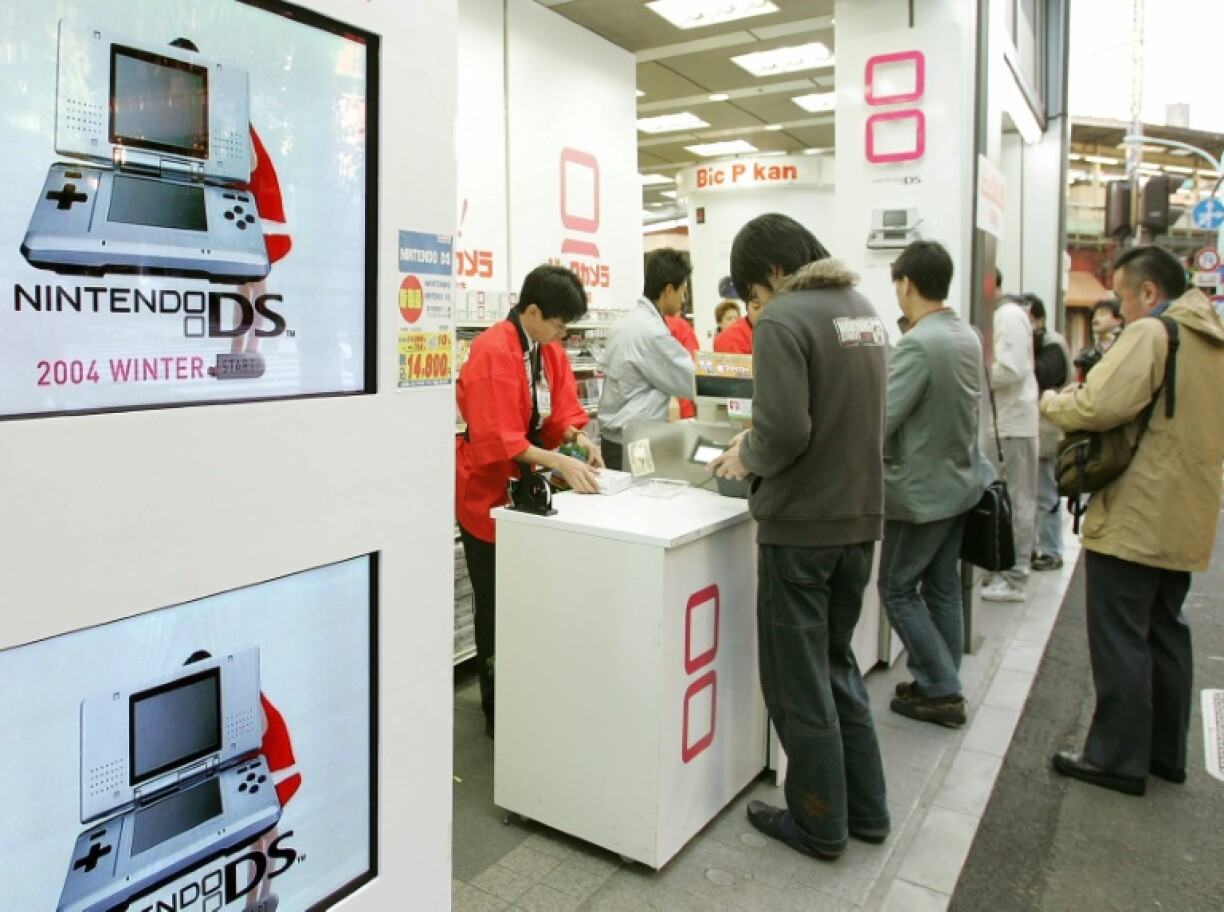 La Nintendo DS vendue dans un magasin de Tokyo le 2 décembre 2004, l'année de sa sortie