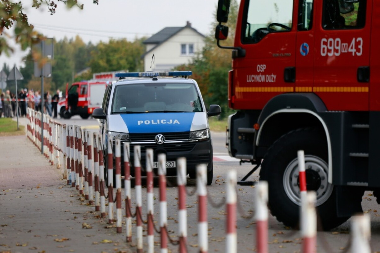 La police et les secours aux abords d'une école où a eu lieu une attaque au couteau à Leszczydol-Nowiny, en Pologne, le 8 octobre 2026