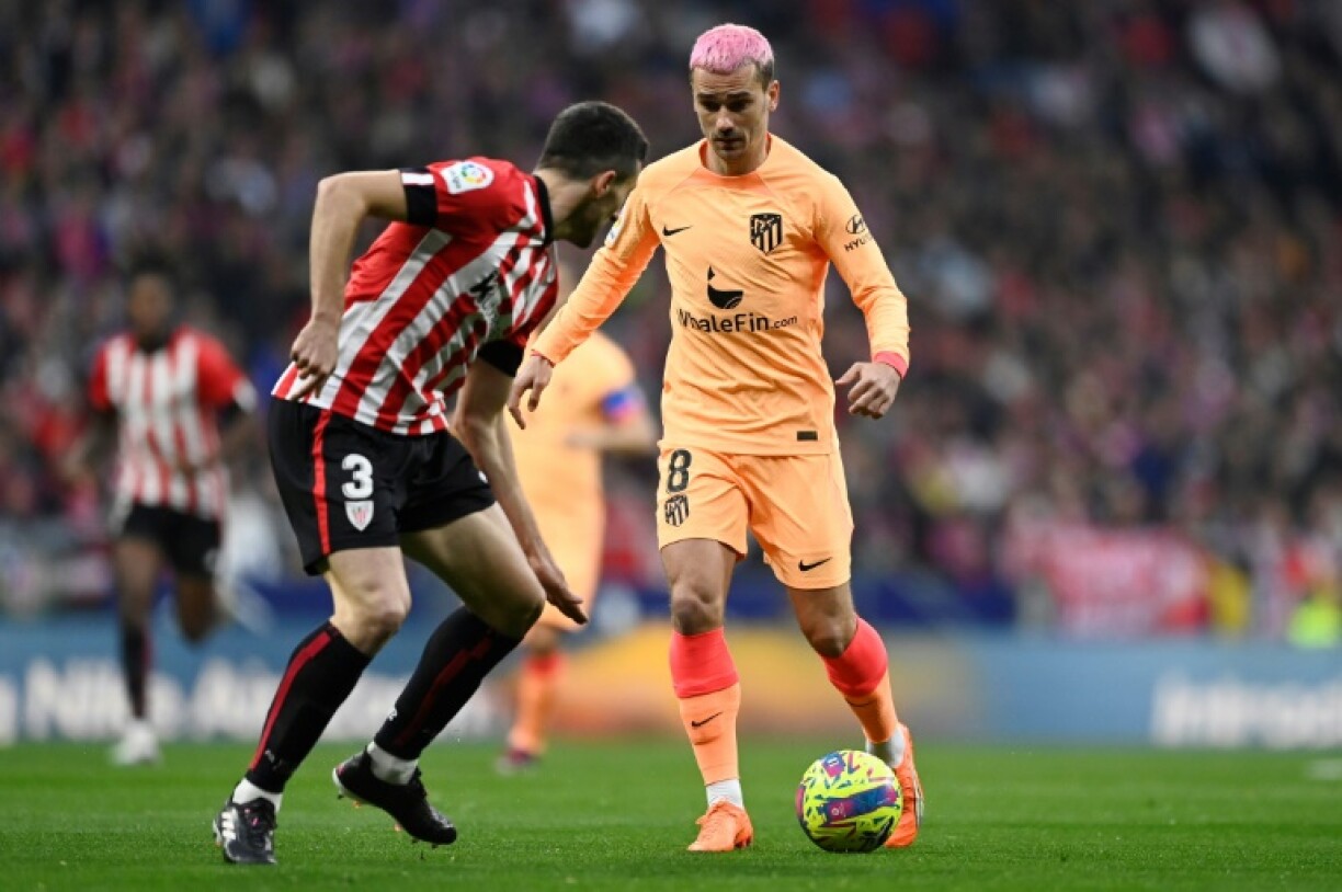 Antoine Griezmann (à droite) face au défenseur espagnol de Bilbao Dani Vivian le 19 février 2023 sur la pelouse de l'Atlético Madrid.