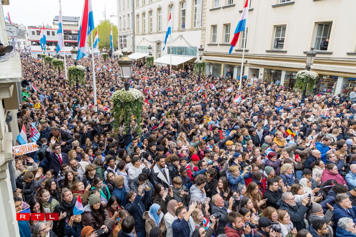 Vendredi 3 octobre 2025 à 12h15. Face au palais grand-ducal, la foule occupe toute la rue de la Reine pour saluer la famille grand-ducale qui va apparaître au balcon.