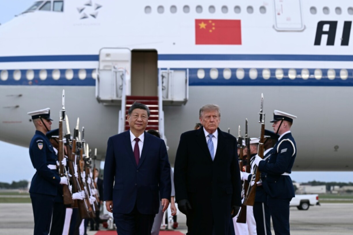 Chinas Staatschef Xi ist zu einem dreitägigen Staatsbesuch in den USA eingetroffen. Bei seiner Ankunft auf einem Militärflughafen nahe Washington wurde er von Präsident Trump persönlich empfangen. Xi rief zu "Partnerschaft" zwischen beiden Ländern auf.