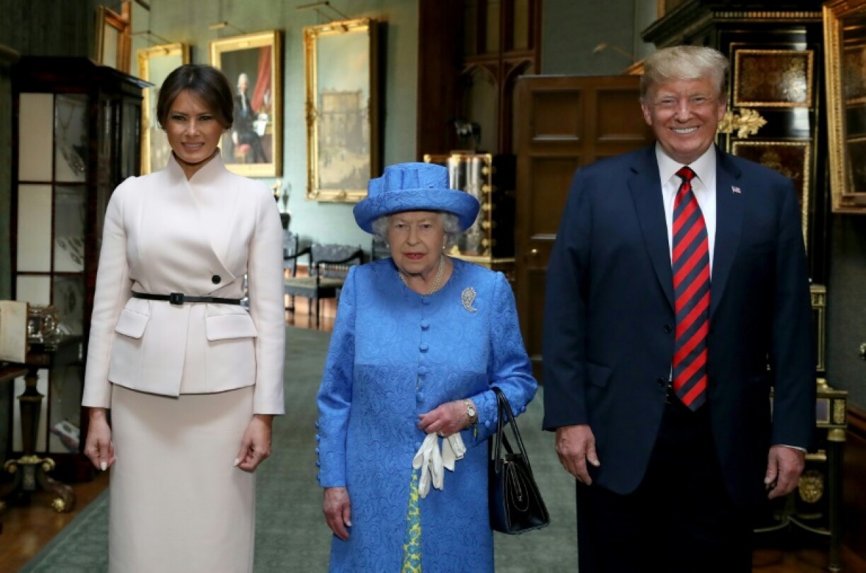 La reine Elizabeth II (c), le président américain Donald Trump (d) et et son épouse Melania Trump au château de Windsor, le 13 juillet 2018 à l'ouest de Londres
