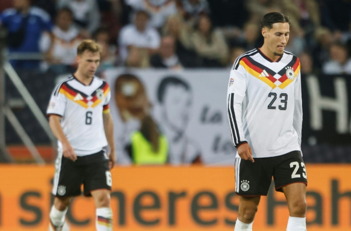 Les Allemands Joshua Kimmich (g) Younes Ebnoutalib après le but grec, en Ligue des nations, le 27 septembre 2026 à Augsbourg