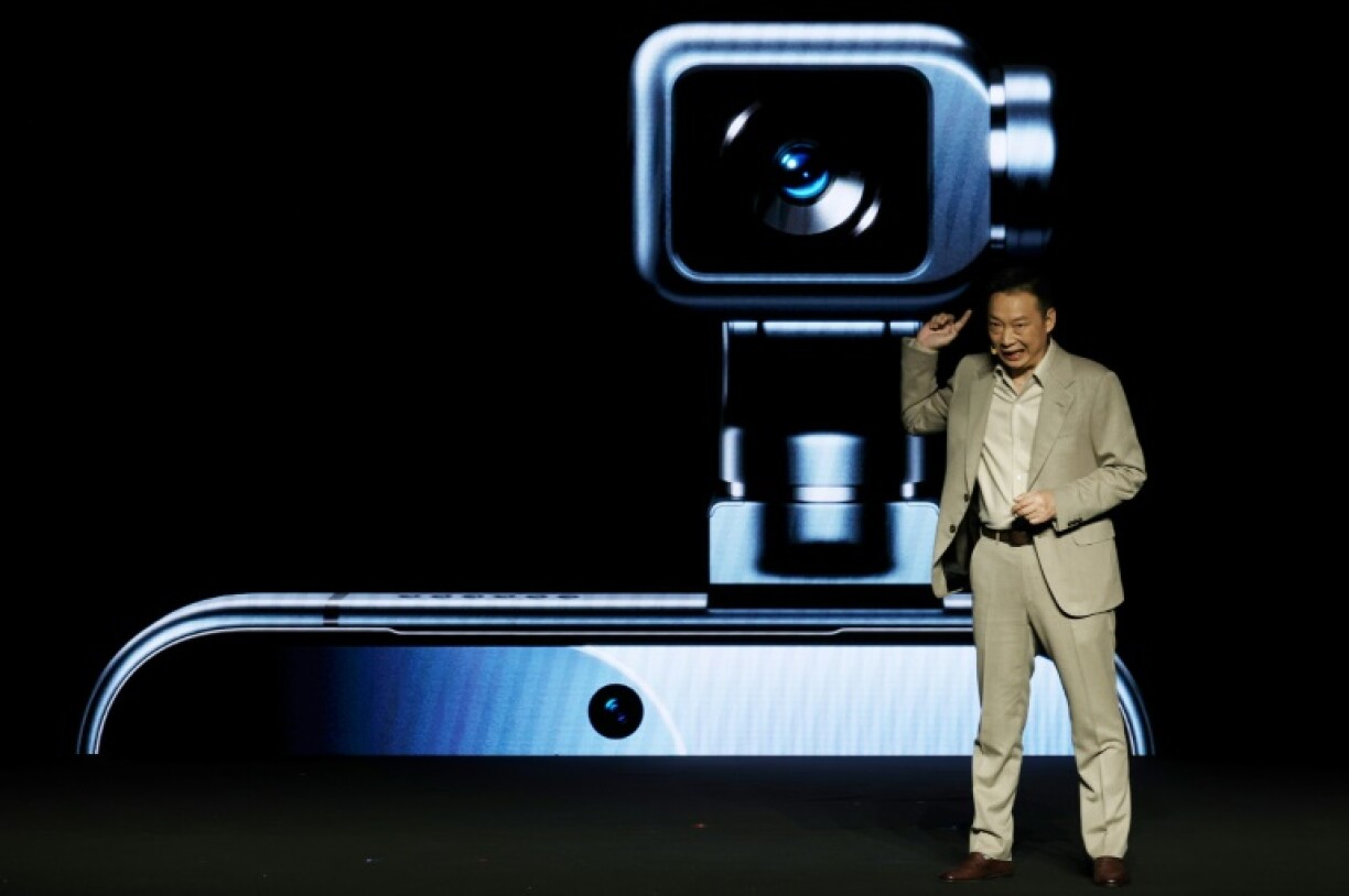 Le fabricant chinois de smartphones Honor a dévoilé dimanche à Barcelone son tout premier "téléphone-robot" boosté à l'intelligence artificielle