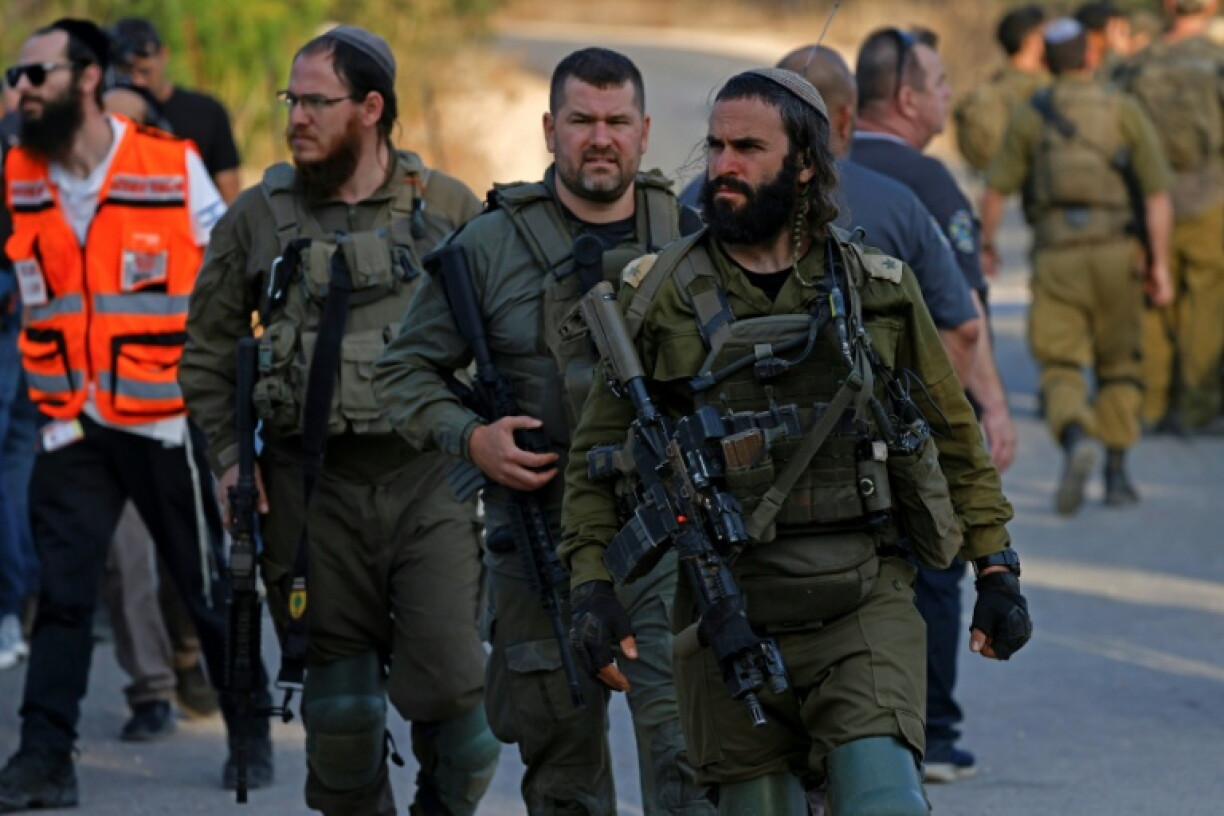 Des soldats israéliens arrivent près du lieu d'une explosion à la périphérie de Yiftah, près de la frontière libanaise, dans le nord d'Israël, le 12 octobre 2026