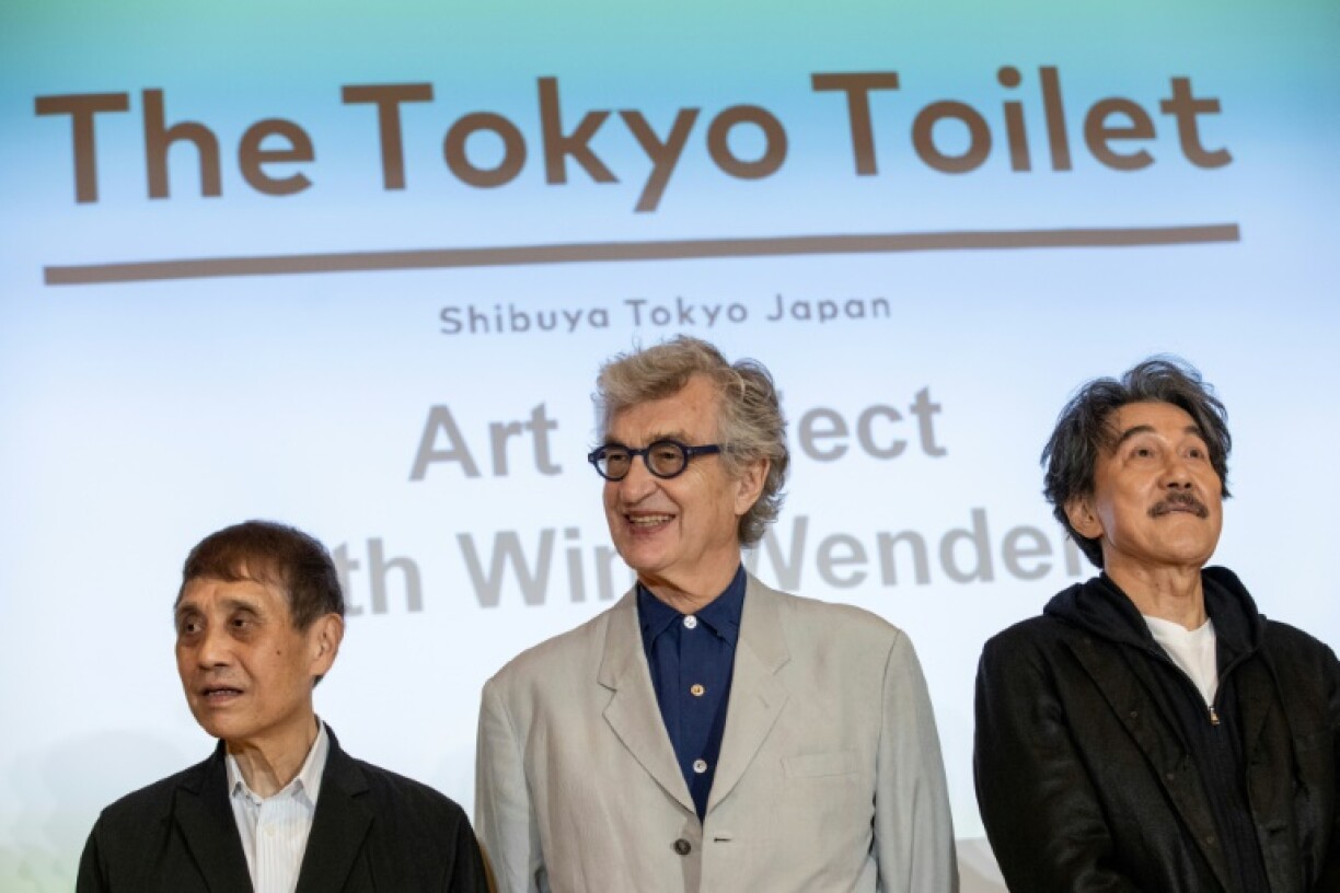 Le réalisateur allemand Wim Wenders, l'architecte japonais Tadao Ando (gauche) et l'acteur japonais Koji Yakusho présentent le