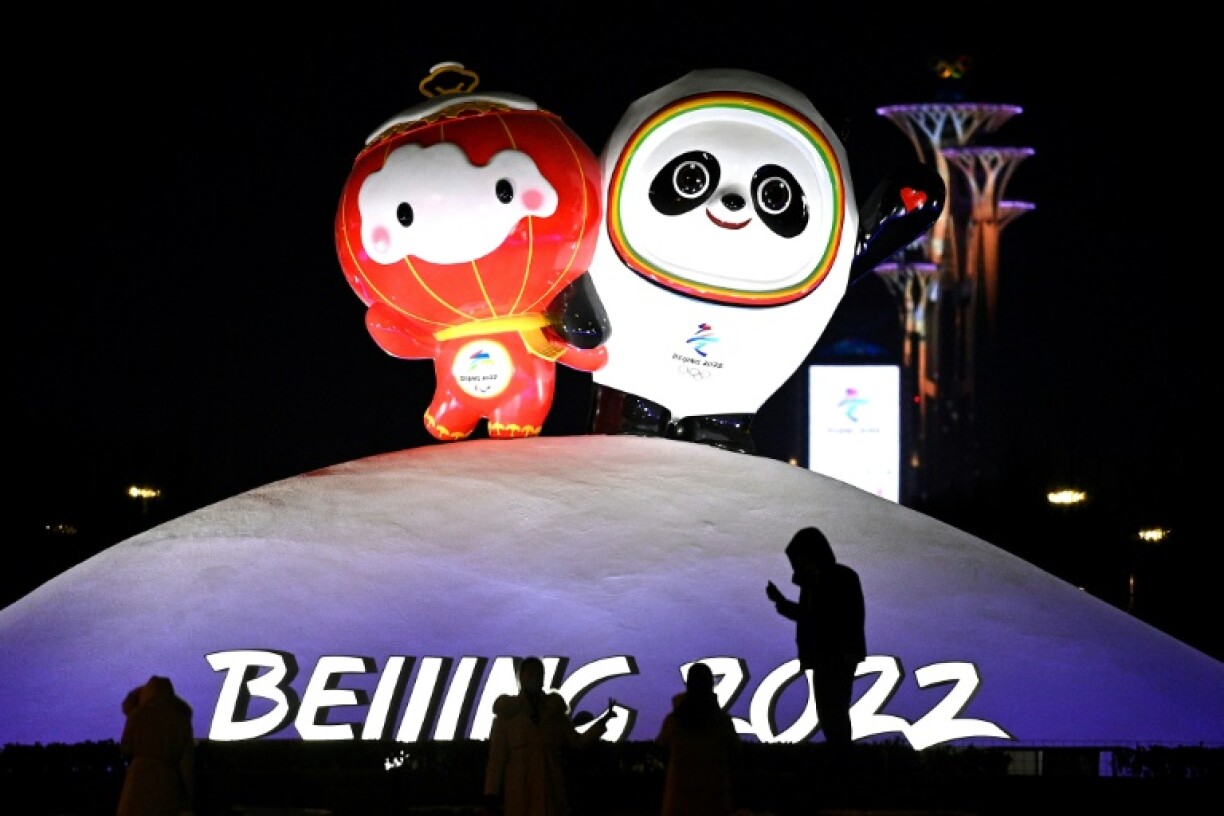 Les mascottes Bing Dwen Dwen (d et Shuey Rhon Rhon des Jeux Olympiques et Paralympiques d'hiver, le 19 janvier 2022 à Pékin