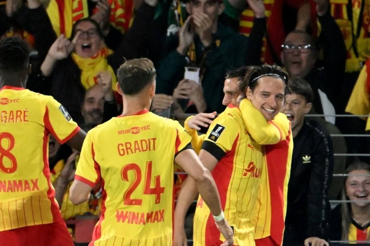 L'attaquant de Lens Florian Thauvin (de face) après son pénalty transformé contre Brest le 29 août 2025 à Lens