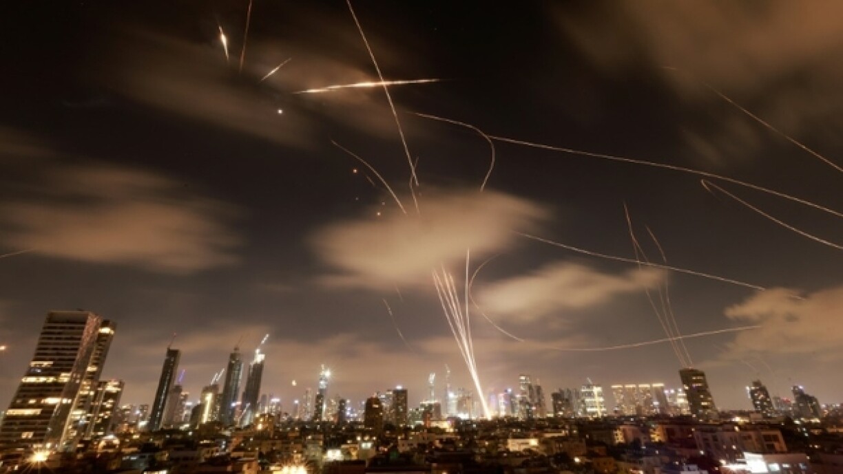 Les systèmes de défense aérienne israéliens interceptent des missiles iraniens au-dessus de Tel-Aviv, tôt le 18 juin 2025