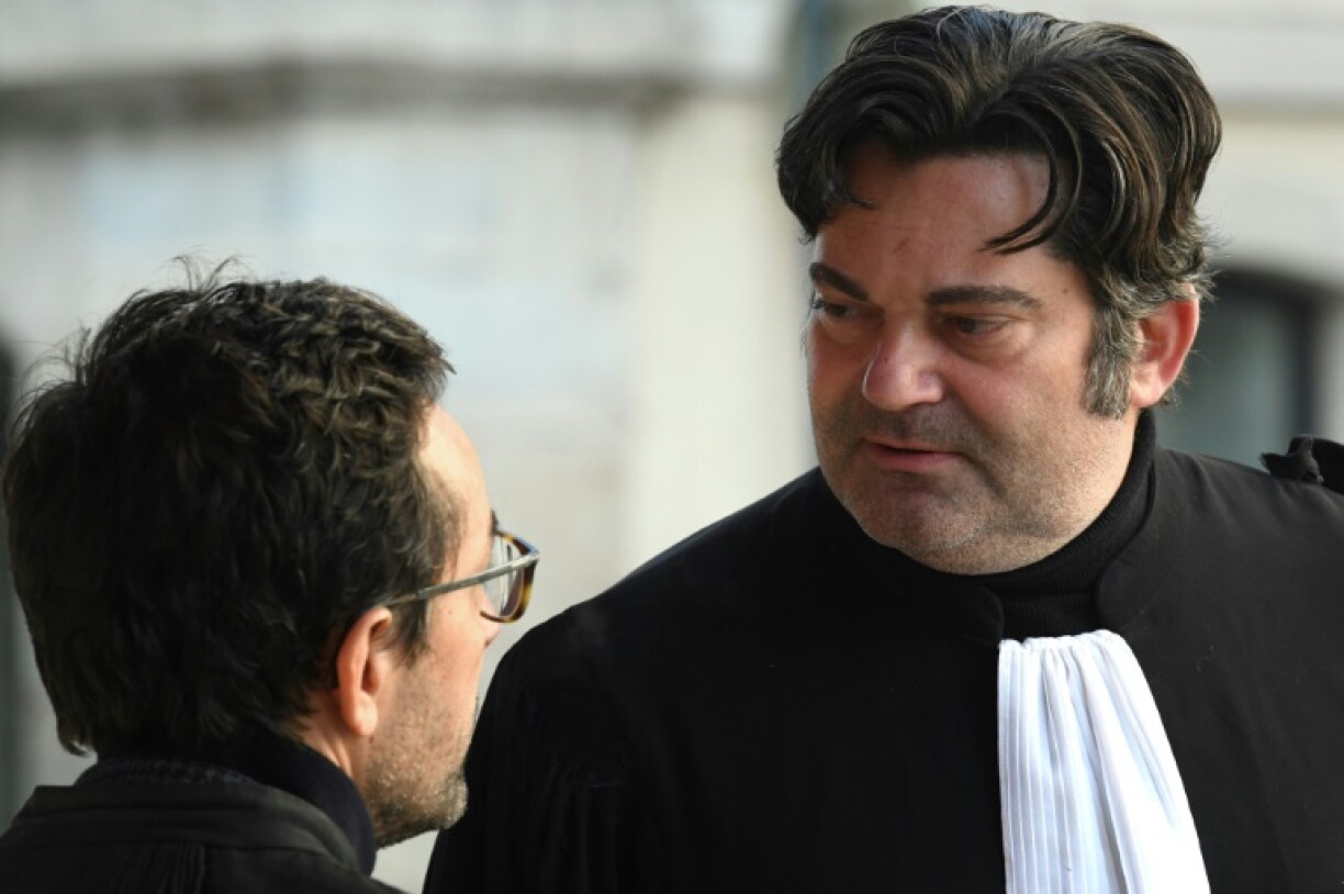 L'avocat de Jonathann Daval, Randall Schwerdorffer (d) s'adresse à un de ses collègues Samuel Esteve, devant le tribunal à Vésoul, le 17 novembre 2020 au deuxième jour du procès.