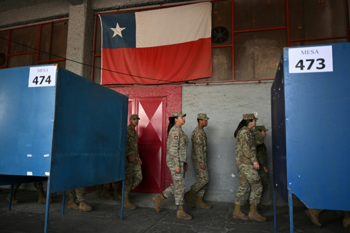 Des militaires patrouillent dans un bureau de vote pour le second tour de présidentielle au Chili, à Santiago le 13 décembre 2025