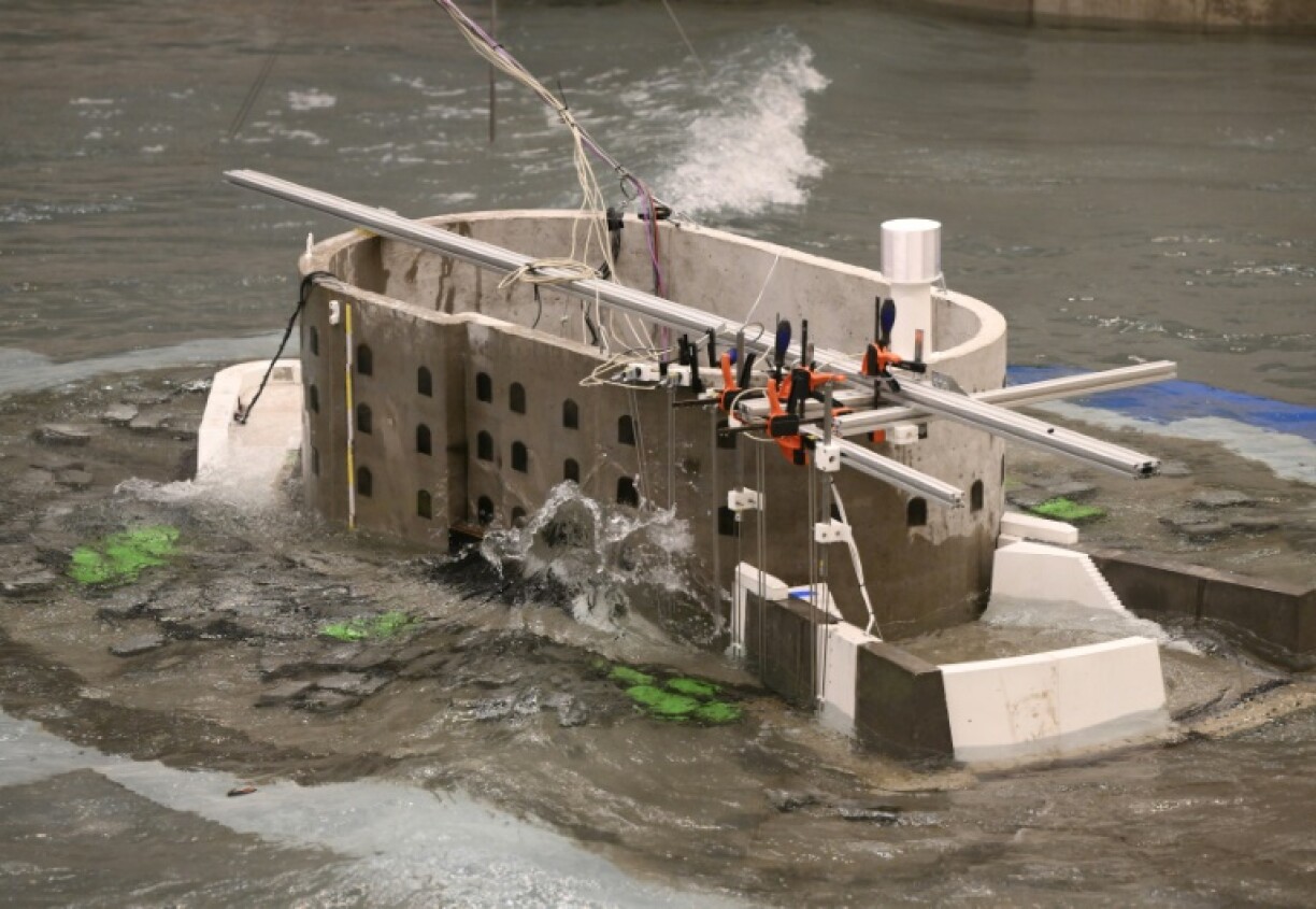Des chercheurs étudient les effets de la houle et des vagues sur une maquette du fort Boyard dans un bassin à Ostende en Belgique, le 17 février 2025