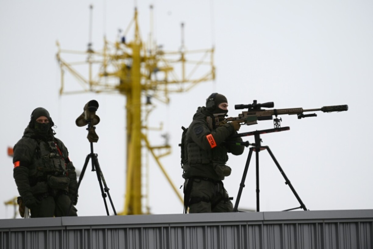 Deux tireurs d'élite de la police allemande sécurisent les environs du Cruise Ship Center Baakenhoeft, l'un des lieux où se tient le Sommet de la mer du Nord, le 26 janvier 2026 à Hambourg