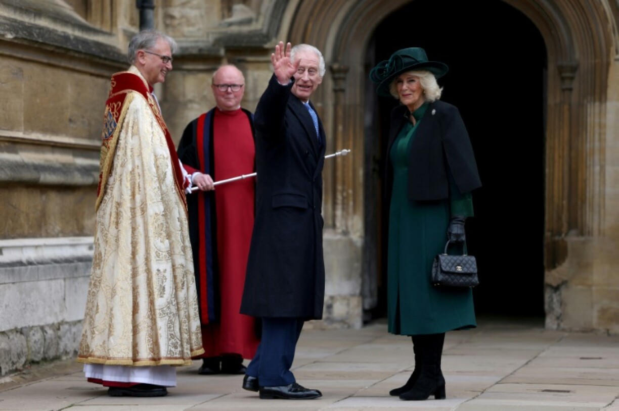 Le roi d'Angleterre Charles III (2e à d.) et son épouse Camilla (d) à leur arrivée à la chapelle Saint-George, au château de Windsor, pour la messe de Pâques, le 31 mars 2024