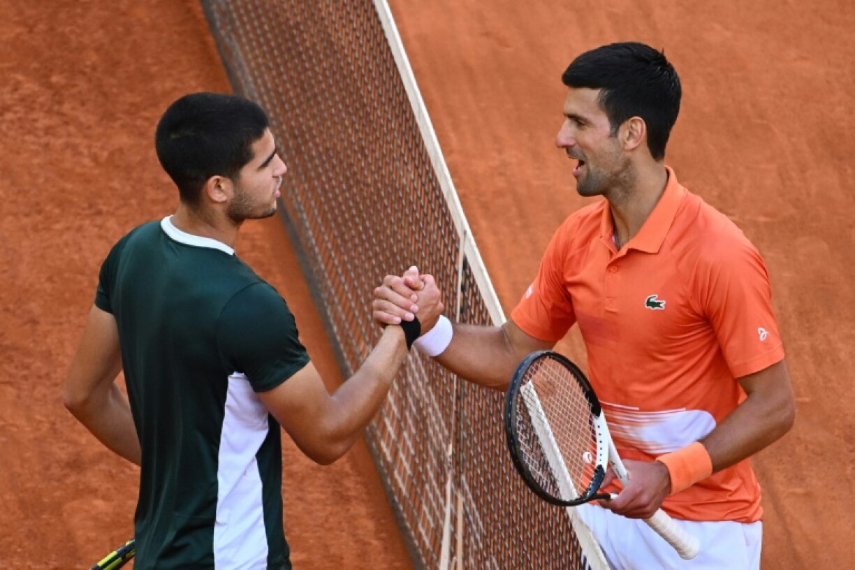 L'Espagnol Carlos Alcaraz (g) et le Serbe Novak Djokovic après leur demi-finale au Masters 1000 de Madrid le 7 mai 2022