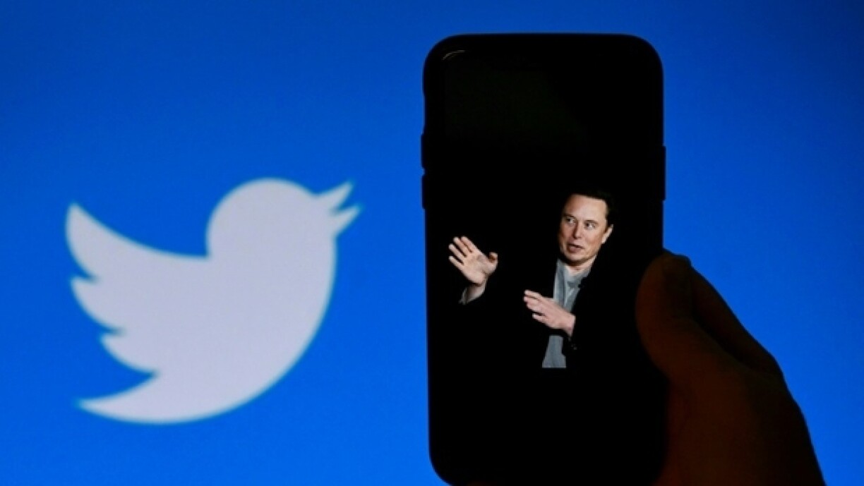 Ecran de téléphone affichant une photo d'Elon Musk avec le logo Twitter en arrière-plan, le 4 octobre 2022, à Washington