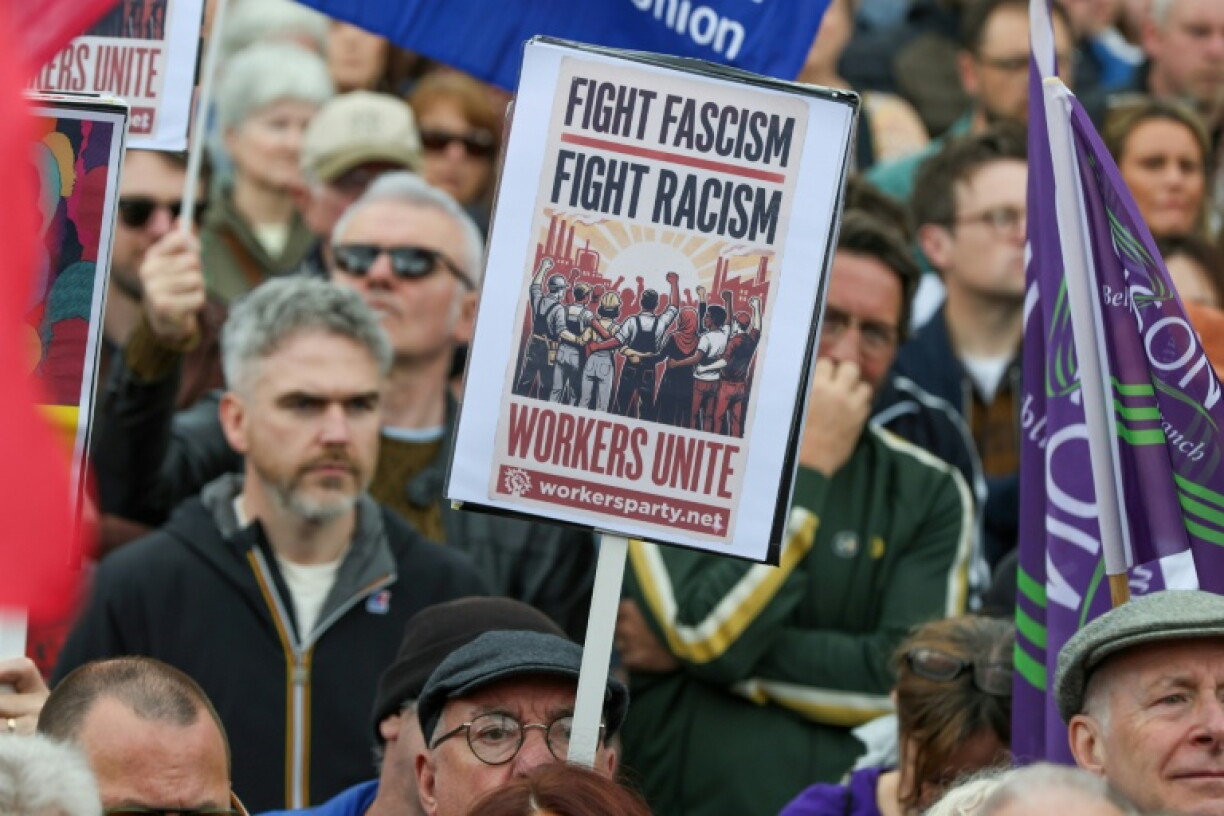 Des manifestants rassemblés à Belfast, pour protester contre le racisme et les émeutes anti-immigrés, le 13 juin 2026 en Irlande du Nord