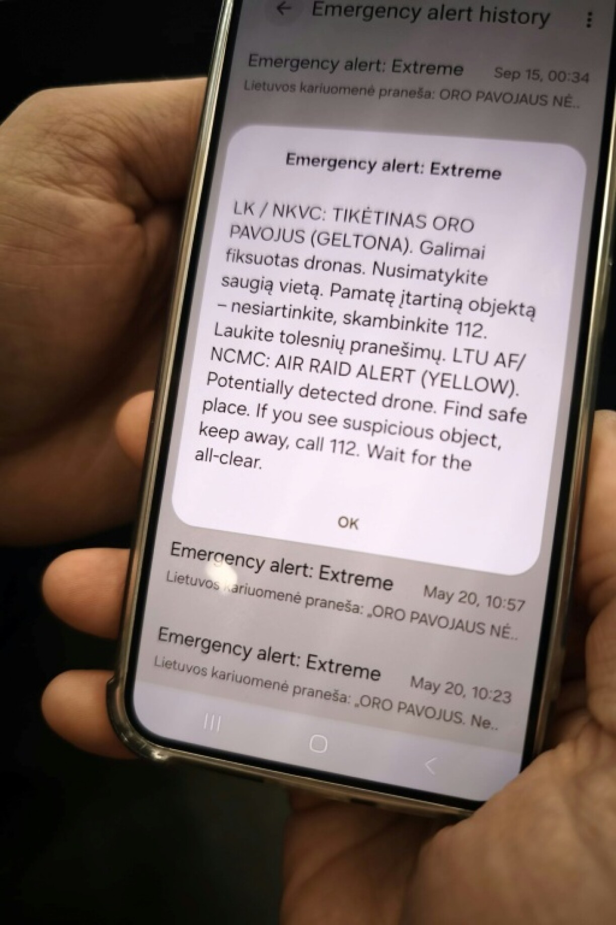Un message d'alerte au drone envoyé à la population, visible sur un smartphone, à Vilnius en Lituanie le 15 septembre 2026