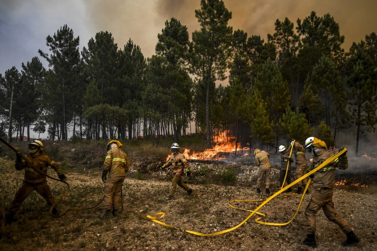 Les pompiers en train de lutter contre un incendie dans le centre du Portugal en 2019.